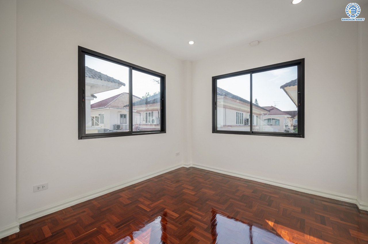 บ้านมือสองตกแต่งใหม่ แบรนด์ Q.House โครงการ ลัดดารมย์ ปิ่นเกล้า เนื้อที่ 53.1 ตร.ว. พื้นที่ใช้สอย 211.5 ตร.ม. ฟังก์ชันจัดเต็ม 3 ห้องนอน 2 ห้องน้ำ จอดรถได้ 2 คัน บนทำเลศักยภาพ ใกล้เซ็นทรัลเวสต์เกต, วงเวียนพระราม5, ทางด่วน "กาญจนาภิเษก" และรถไฟฟ้า "สถานีตลาดบางใหญ่"